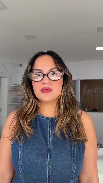 Clienta con aros rojos en la tienda